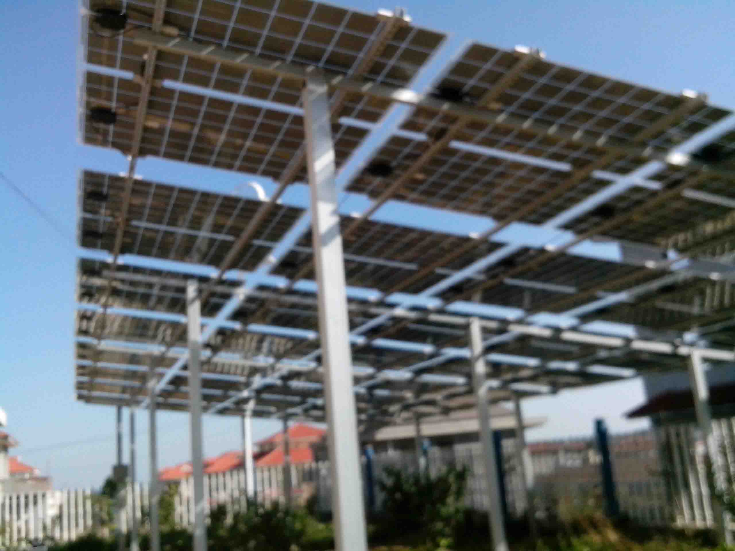 不时有顾客拿着金饰或金条向店员询问变现价格