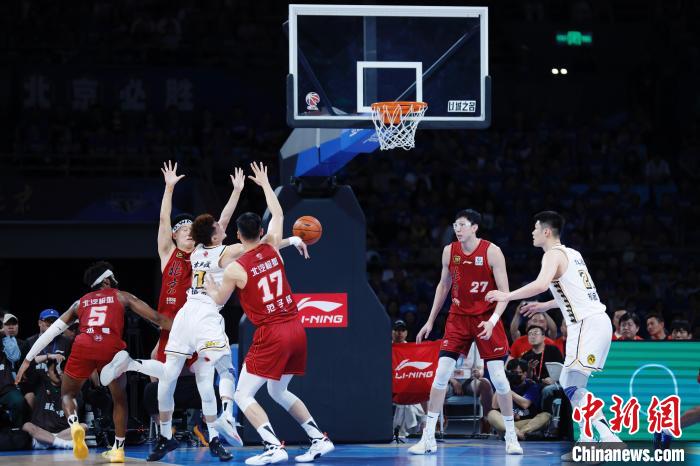 广厦客场击败北京，总比分3-1夺下赛点，距离队