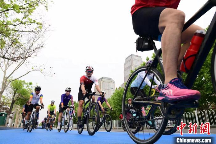 天津“海河蓝丝带”骑行热潮兴起 城市骑行友好