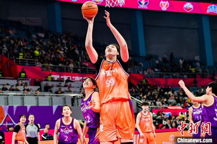 张子宇首秀WCBA全明星赛砍17分 三代女篮中锋同框