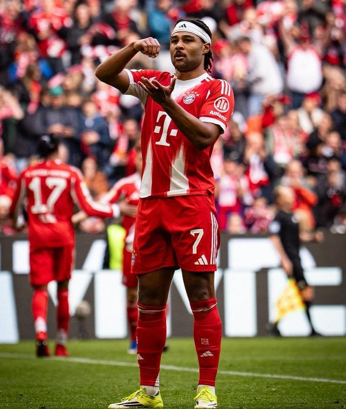 拜仁双线告捷欧冠晋级八强德甲狂轰4球创纪录