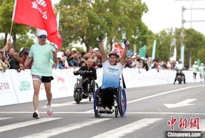 第六届全国肢残人轮椅马拉松赛荆门开赛 352名选