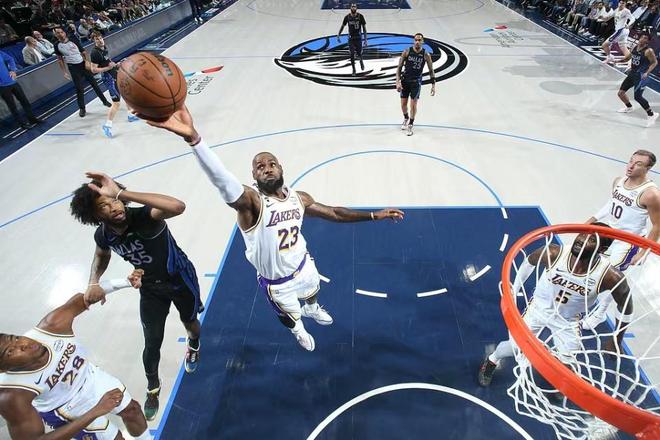 新科状元弗拉格首节狂砍19分完胜詹姆斯