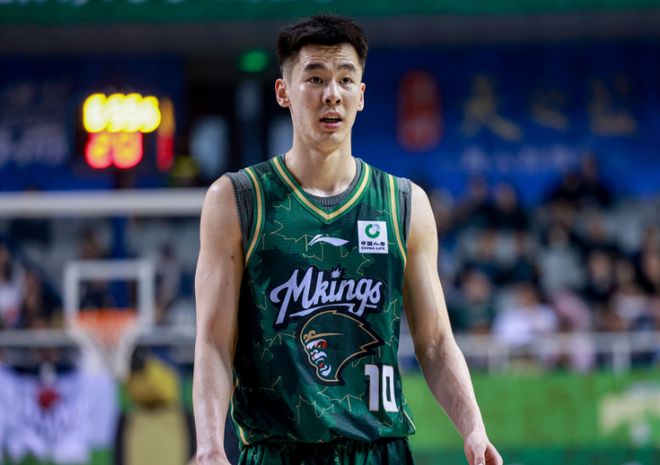 广厦末节狂轰28-10逆转同曦 锁定常规赛第二