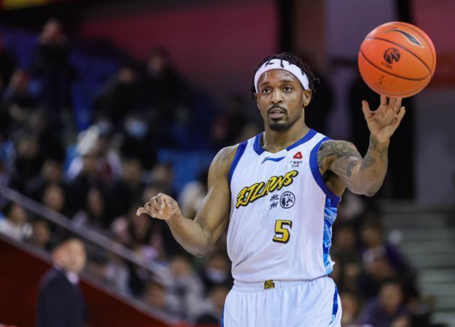 广厦末节狂轰28-10逆转同曦 锁定常规赛第二