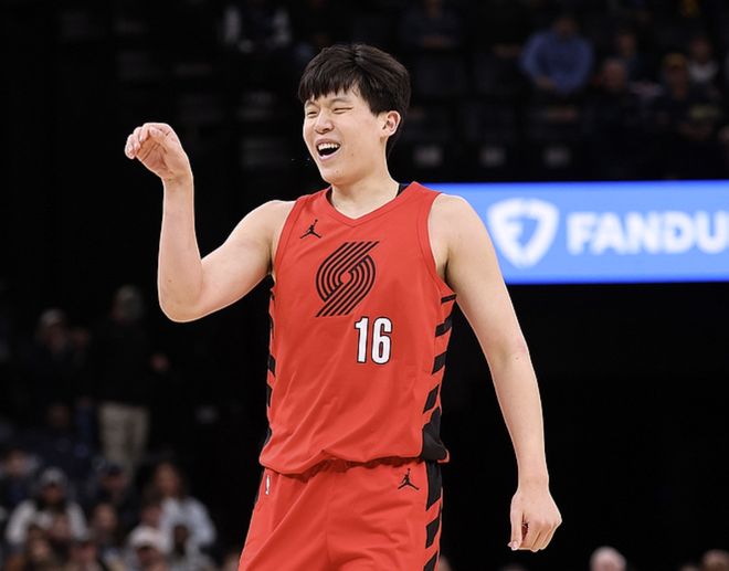 雷霆大胜湖人西部格局巨变 马刺开拓者豪取连胜