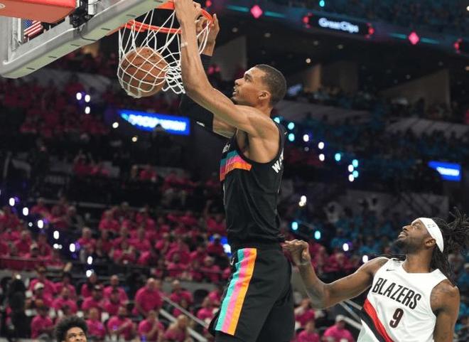 开拓者爆冷逆转马刺 文班亚马伤退系列赛1-1平