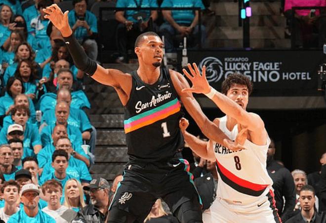 开拓者爆冷逆转马刺 文班亚马伤退系列赛1-1平