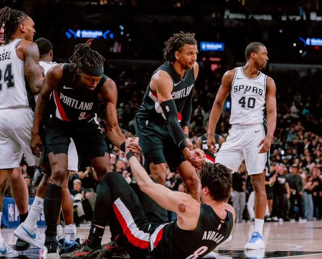 开拓者爆冷逆转马刺 文班亚马伤退系列赛1-1平