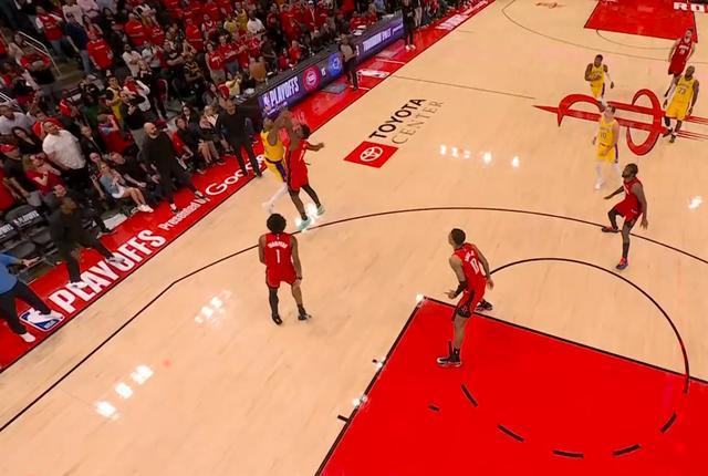 湖人绝境逆转火箭 詹姆斯关键三分定乾坤