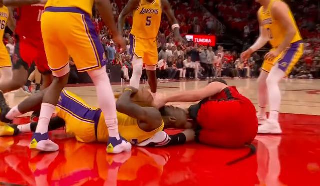 湖人绝境逆转火箭 詹姆斯关键三分定乾坤