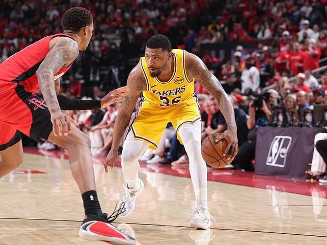 湖人绝境逆转火箭 詹姆斯关键三分定乾坤