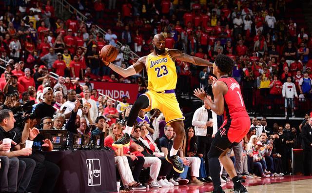 湖人绝境逆转火箭 詹姆斯关键三分定乾坤