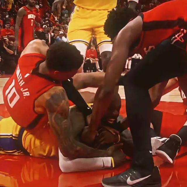 湖人绝境逆转火箭 詹姆斯关键三分定乾坤