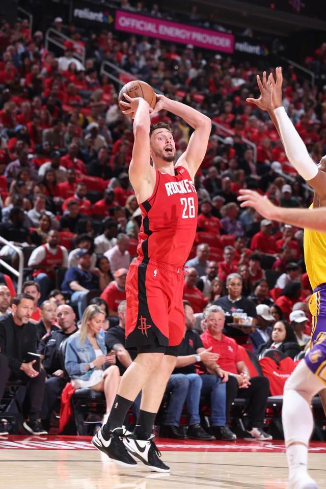 湖人绝境逆转火箭 詹姆斯关键三分定乾坤