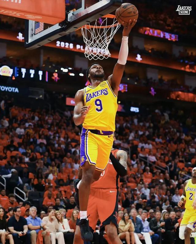 湖人绝境逆转火箭 詹姆斯关键三分定乾坤